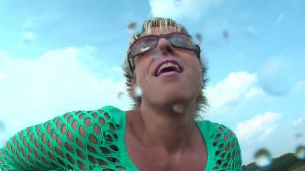 Hot Schneckchen Porno Video: pi**en ist soooo geil!!!