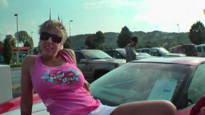 Hot Schneckchen Porno Video: Verpi**ter Autohändler!!